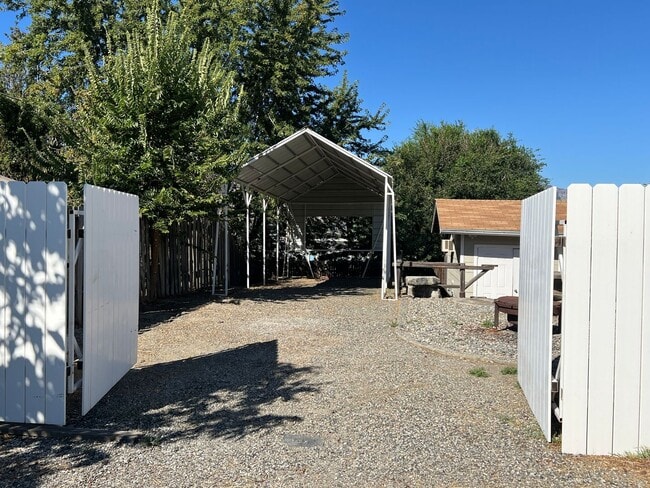 Building Photo - Spacious 3 bed/2 bath home with RV/Boat parking, shop and storage shed, a/c, deck with VIEWS and ...