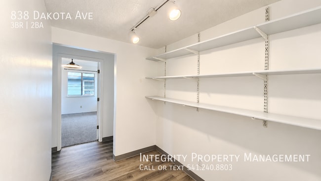 Building Photo - 838 Dakota Ave