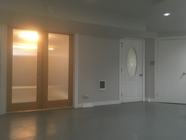 Building Photo - 5016 N Commercial Ave