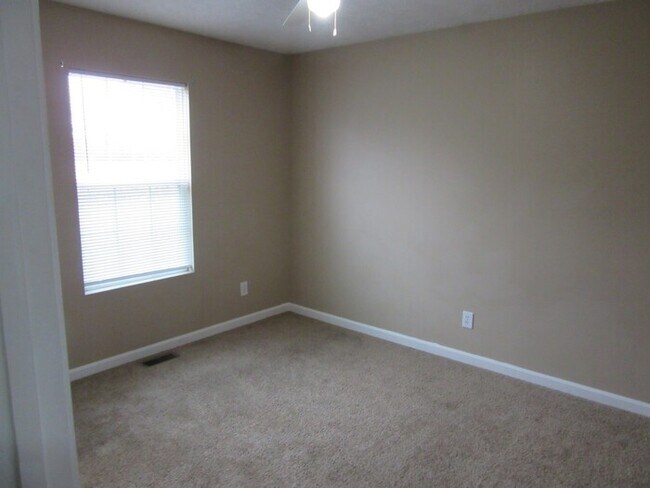 Building Photo - Large 5 Bedroom, 2 Bathroom Eastside Home - Pets Welcome*