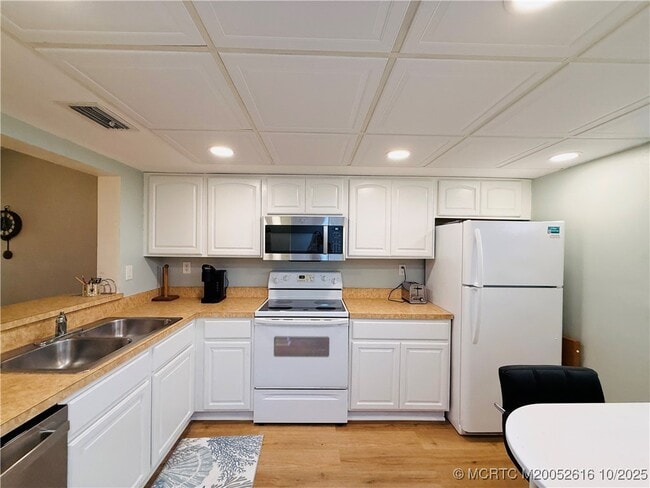 Building Photo - 9490 S Ocean Dr
