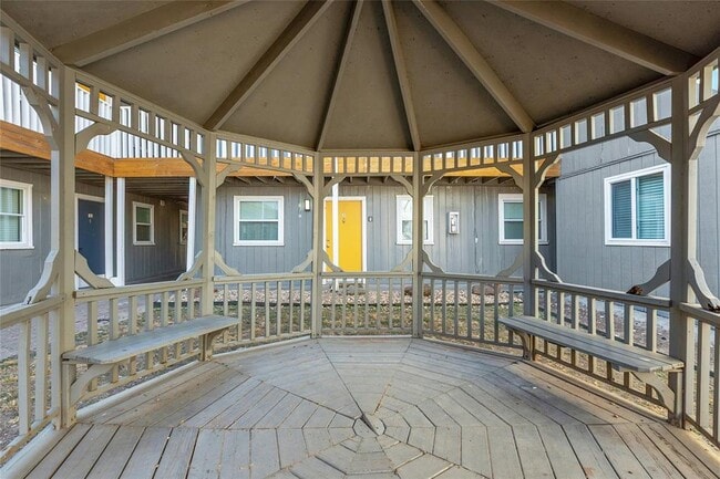 Building Photo - 2401 Manor Rd
