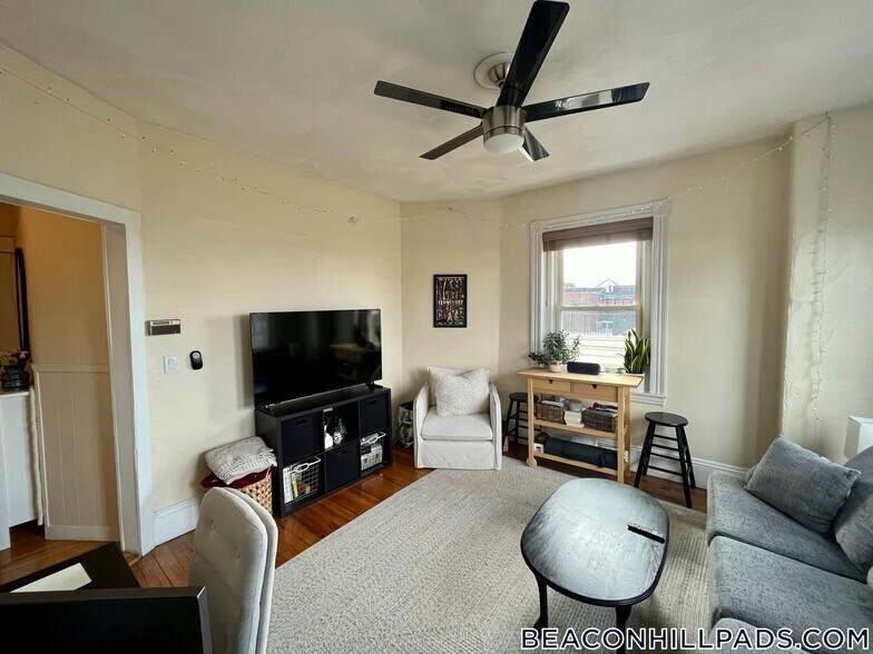 Building Photo - 108 Myrtle St