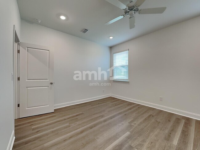 Building Photo - 547 Armstrong Curv