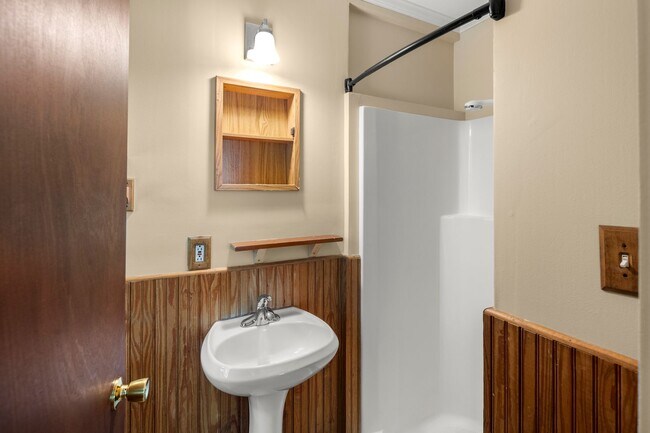 Building Photo - Royal Pines Cottage