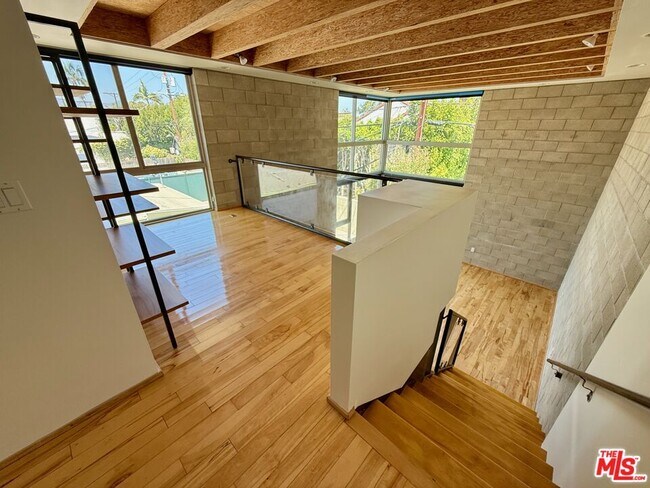 Building Photo - 530 N Larchmont Blvd