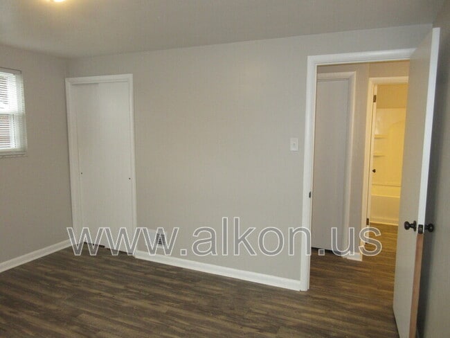 Building Photo - 1097 Roseanne Ave