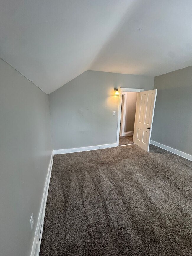 Building Photo - Spacious Four Bedroom House Close to Downt...