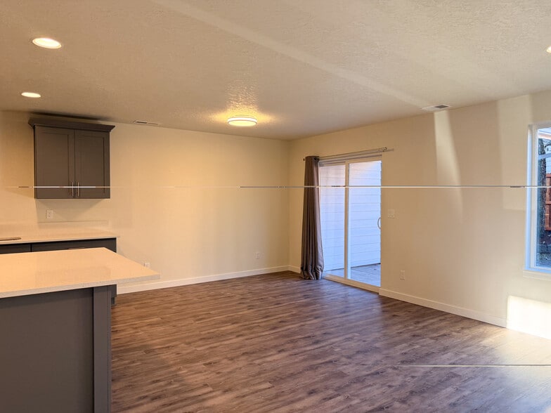 Building Photo - 507 NW Hillcrest Dr