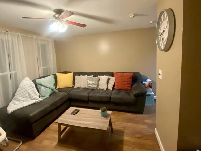 Building Photo - 571 Boxwood Dr