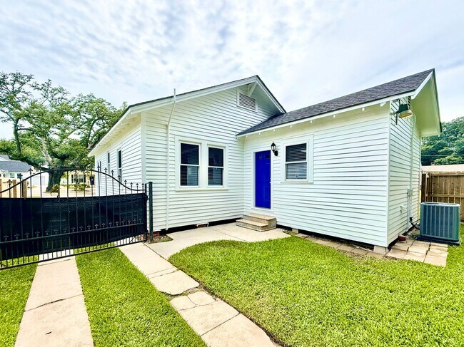 Building Photo - 2BR Home with Sunroom & Extended Driveway