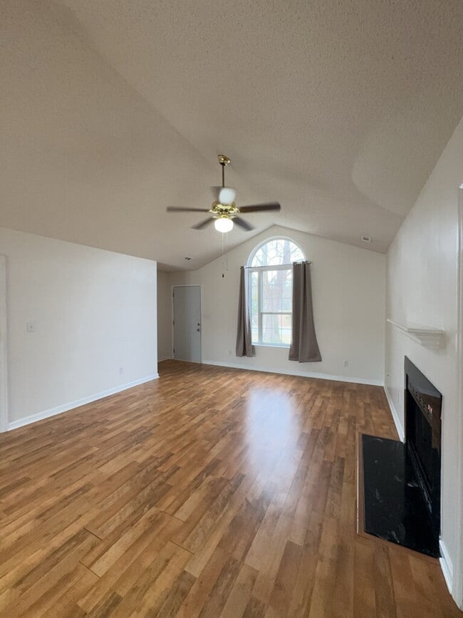 Building Photo - Spacious 3 Bedroom Home-122 Horse Shoe Bend