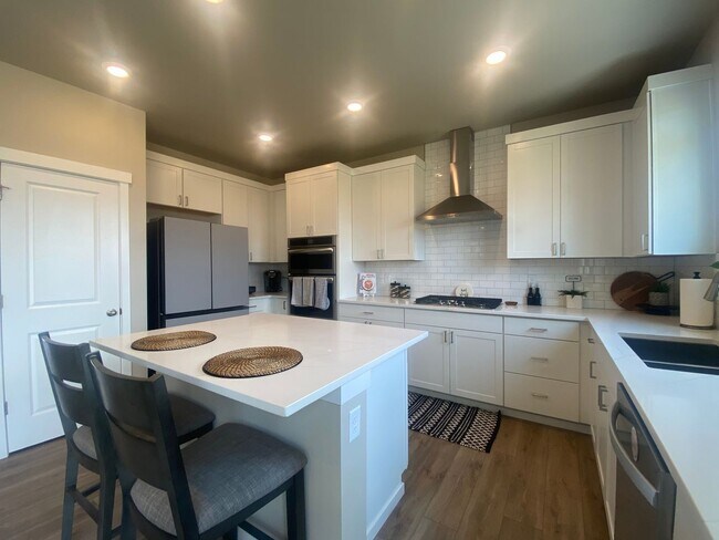 Building Photo - Modern Bonney Lake Home w/ AC  **SHORT TERM LEASE THROUGH 8/31/26 **