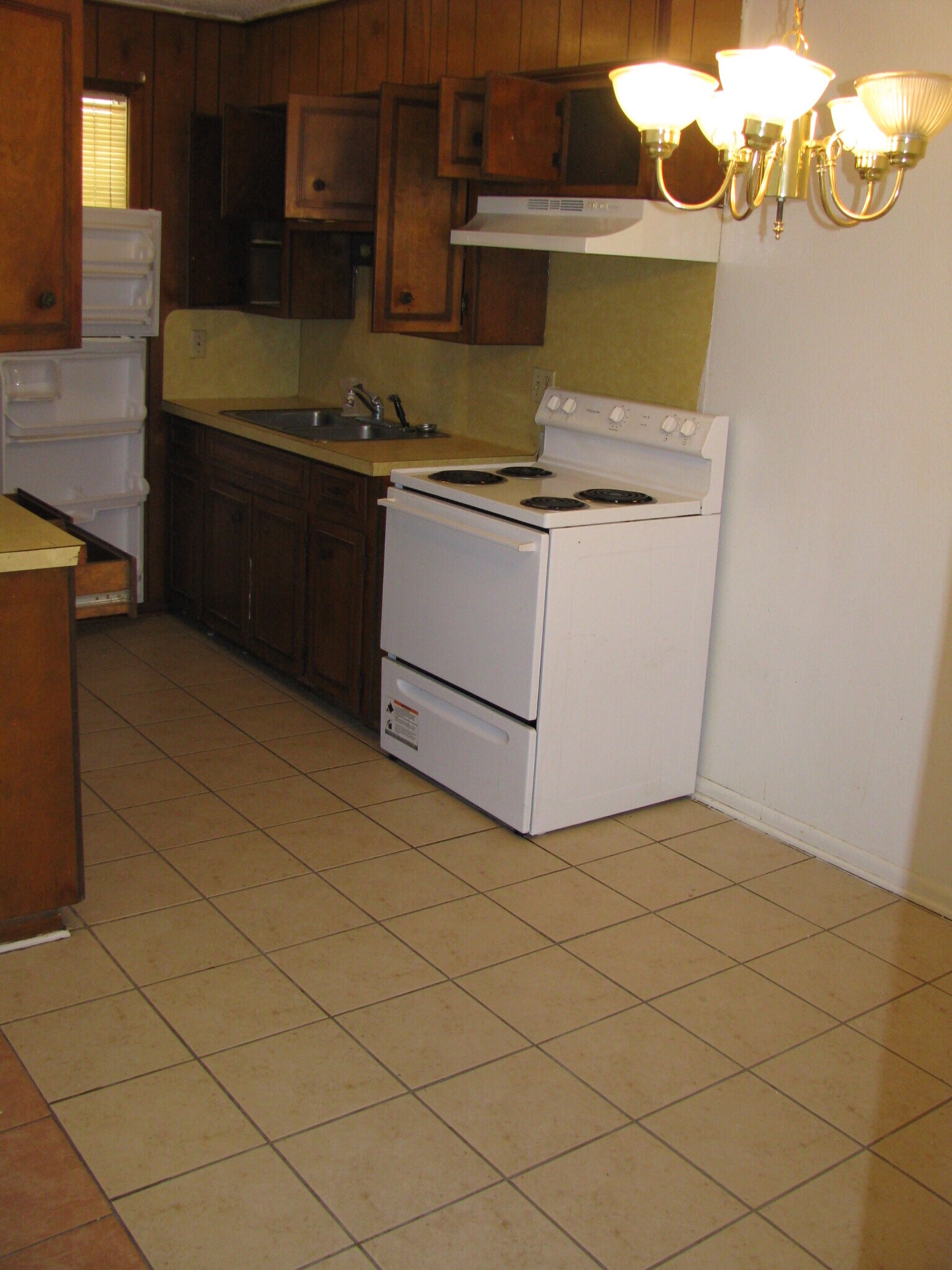 Full Kitchen - 9209 Great Smokey Ave