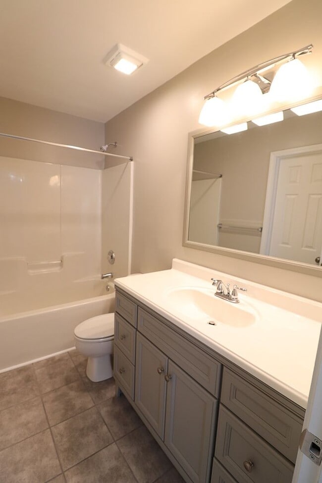 Building Photo - Super Cute 2 bedroom 2 bath townhome In Ro...