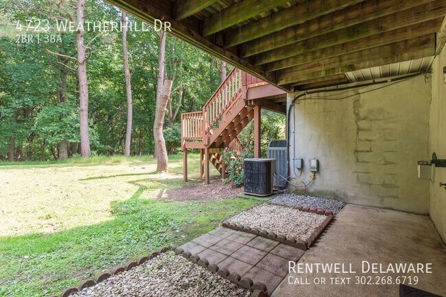 Building Photo - GORGEOUS TOWNHOME
