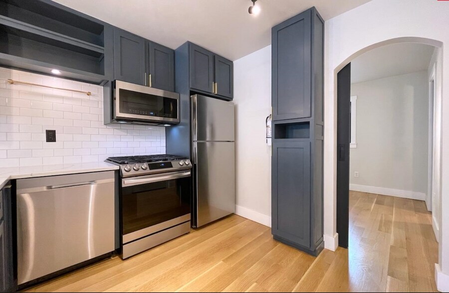 Building Photo - 320 6th St