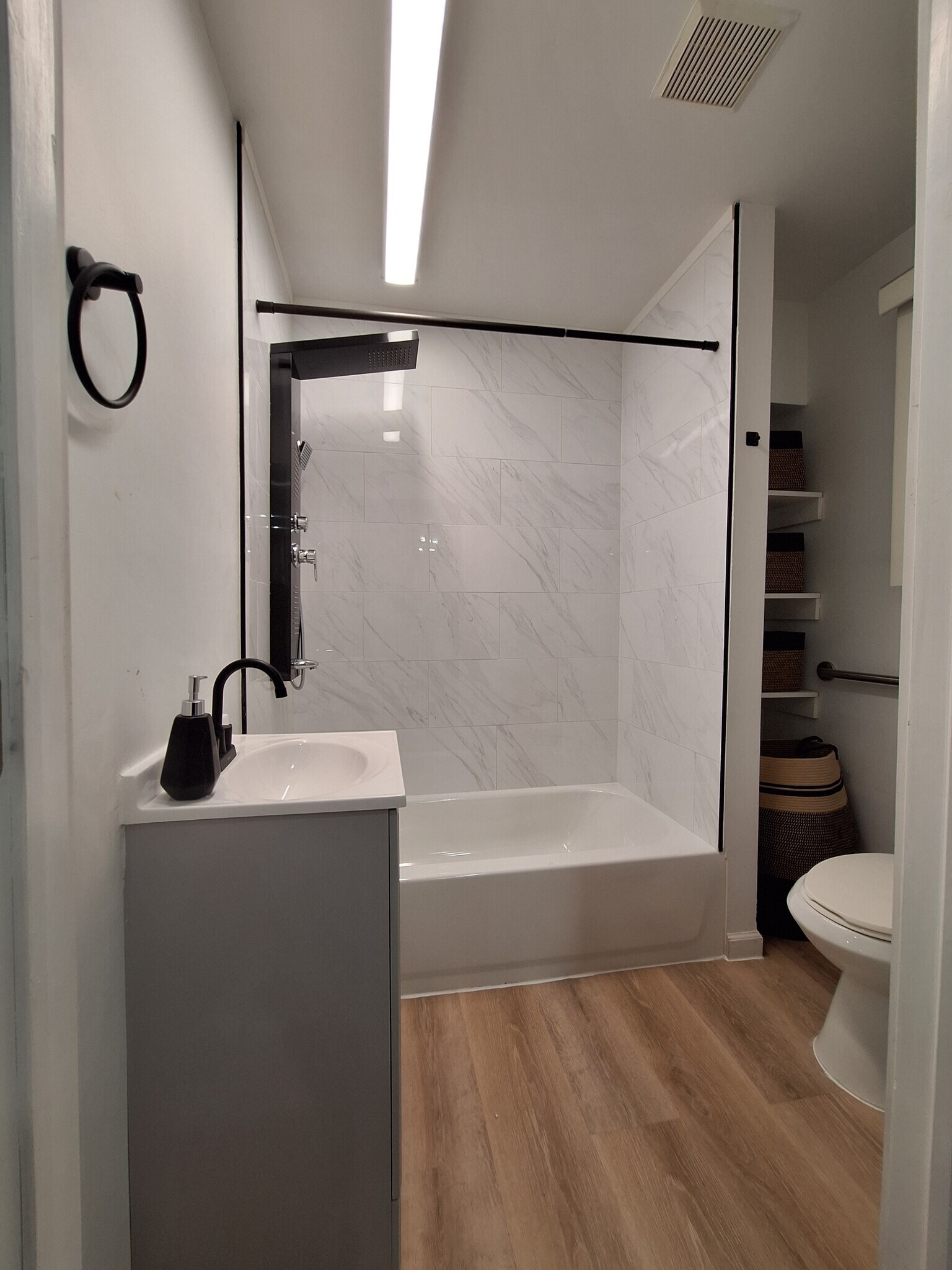 Main Bathroom - 14 N Broadway