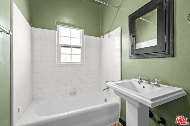 Building Photo - 129 N Swall Dr