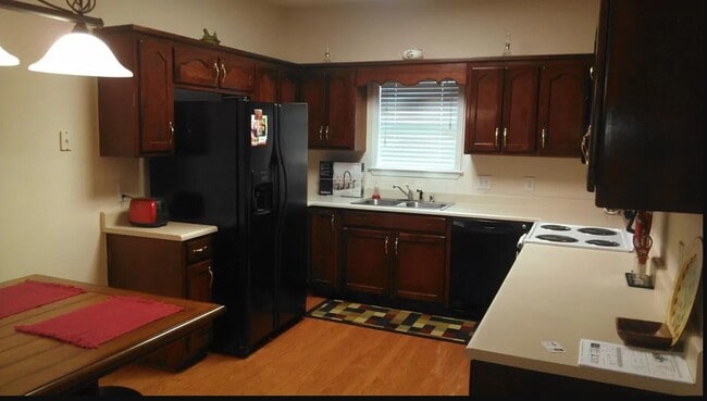 Building Photo - 813 SE Halstead Ct