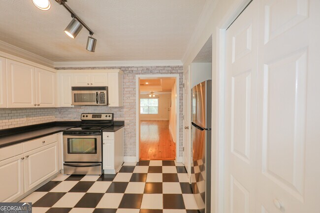 Building Photo - 37 Intown Pl
