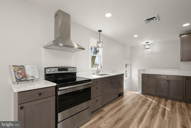Building Photo - 6223 E Hemlock Dr