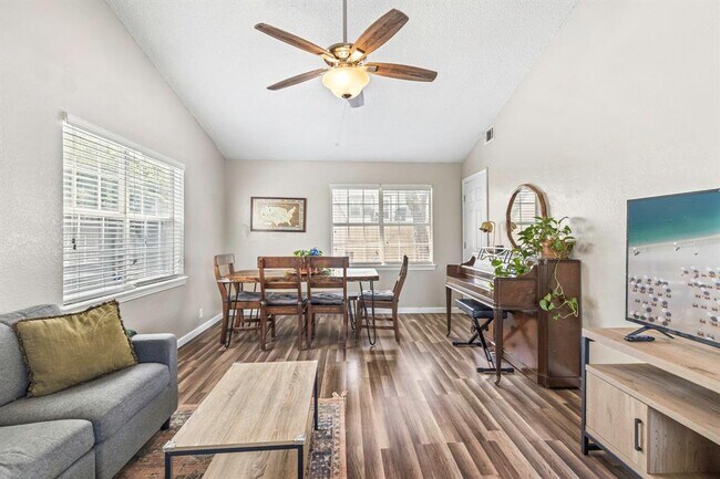 Building Photo - 11004 Elm St