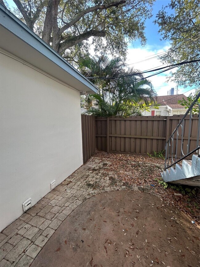 Building Photo - 408 NE 7th Ave