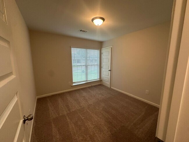 Building Photo - 444 Country Club Dr