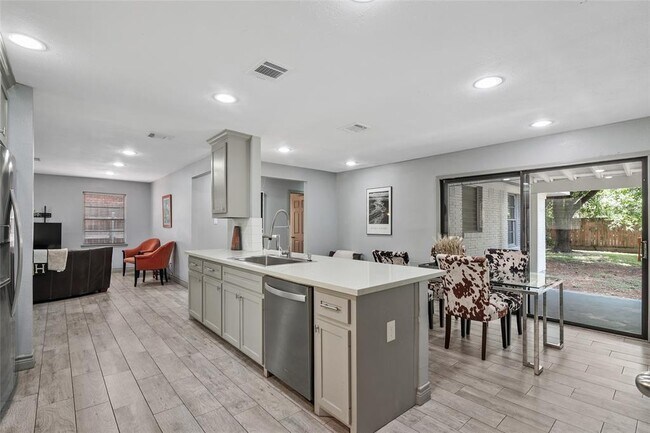 Building Photo - 6023 Pineshade Ln