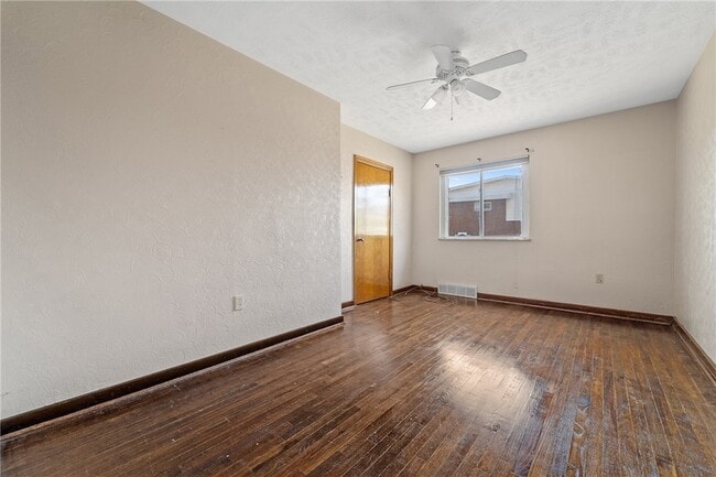 Building Photo - 1001 5th St