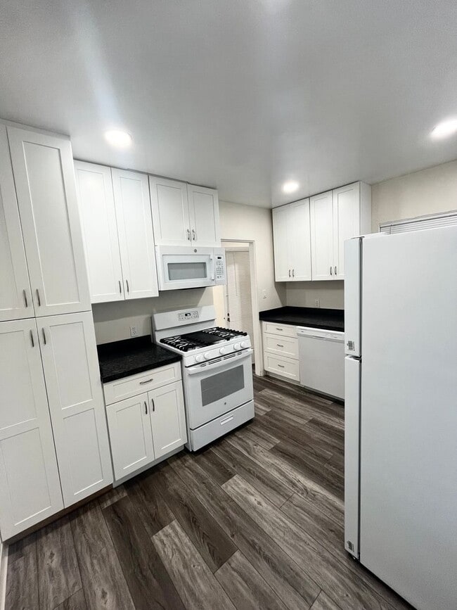 Building Photo - GREAT LOCATION IN SOUTH PARK! 1BD/1BA UPST...