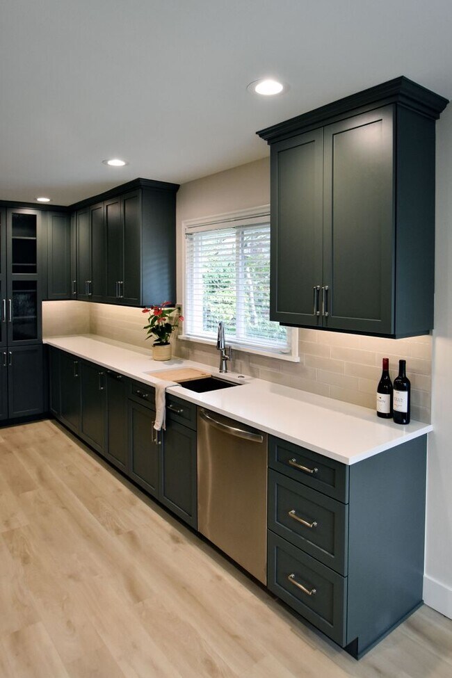 Building Photo - 7605 Sunset Cir W