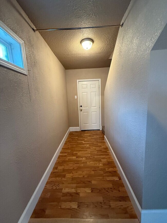 Building Photo - 3bd & 1 1/2ba with 2 Car Garage