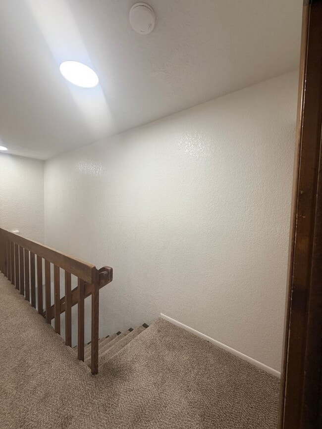 Building Photo - 3 Bedroom Townhouse