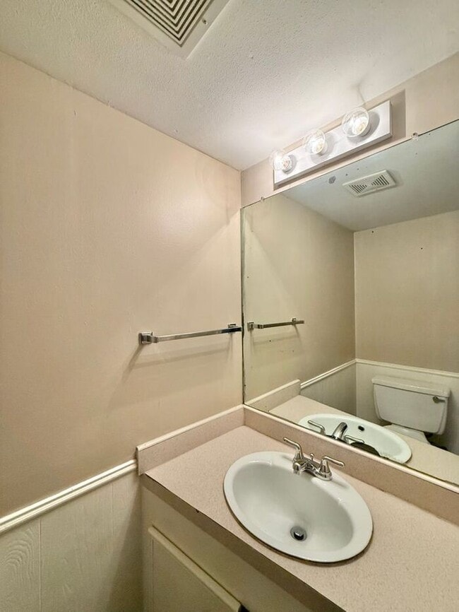 Building Photo - Available Now! 3 bedroom 2.5 bath townhome in Tyler