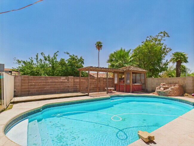 Building Photo - Private Pool - No HOA