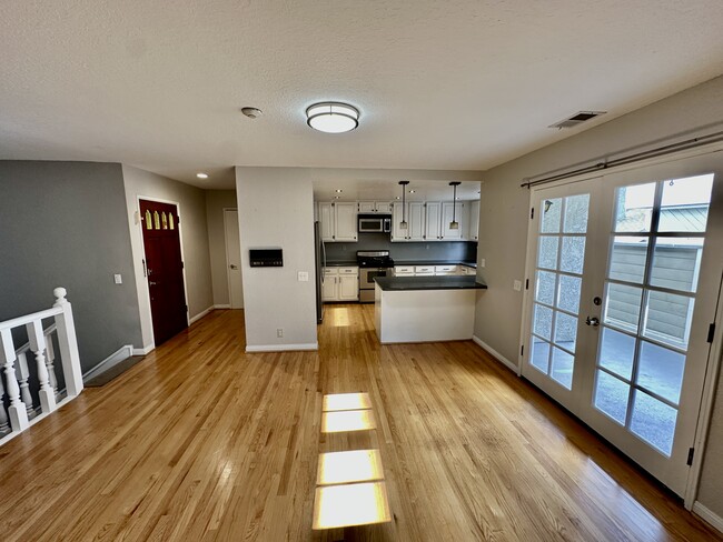 Building Photo - 2421 Vanderbilt Ln