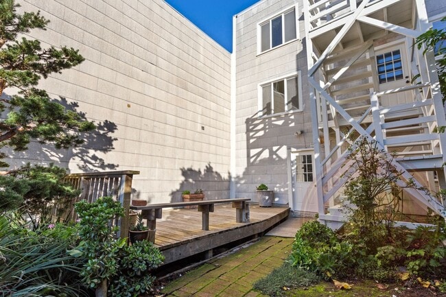 Building Photo - Collingwood Street - 450-452