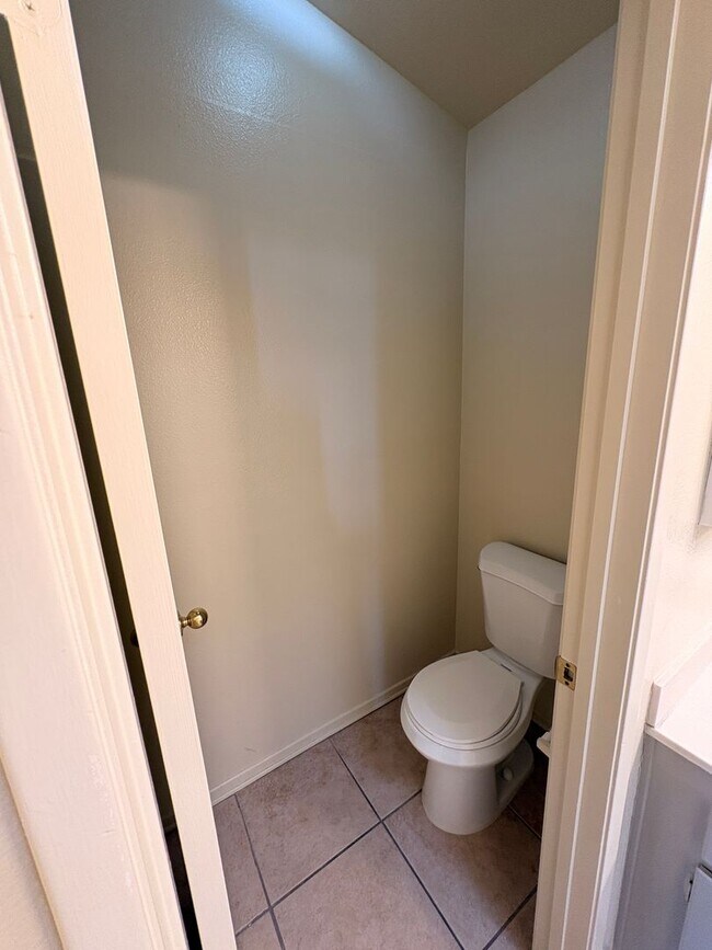 Building Photo - 4 Bed, 2.5 Bath in Rialto!