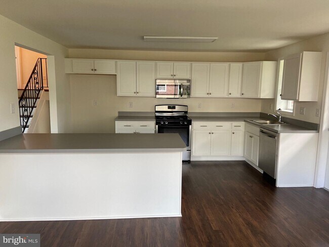 Building Photo - 121 Cypress Dr