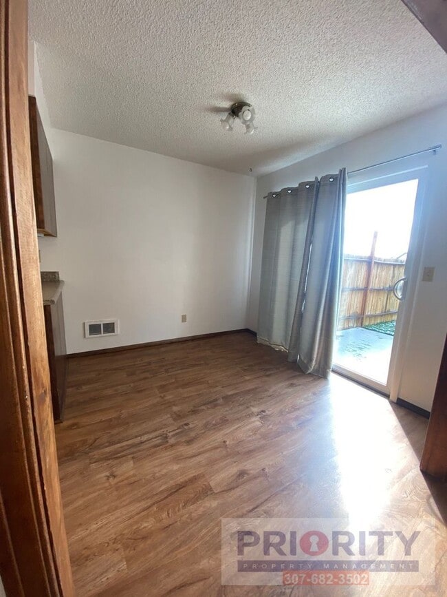 Building Photo - 3 bedroom, 2.5 bath 1,500 sqft Townhouse