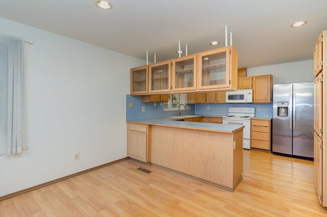 Building Photo - 6525 39th Ave SW