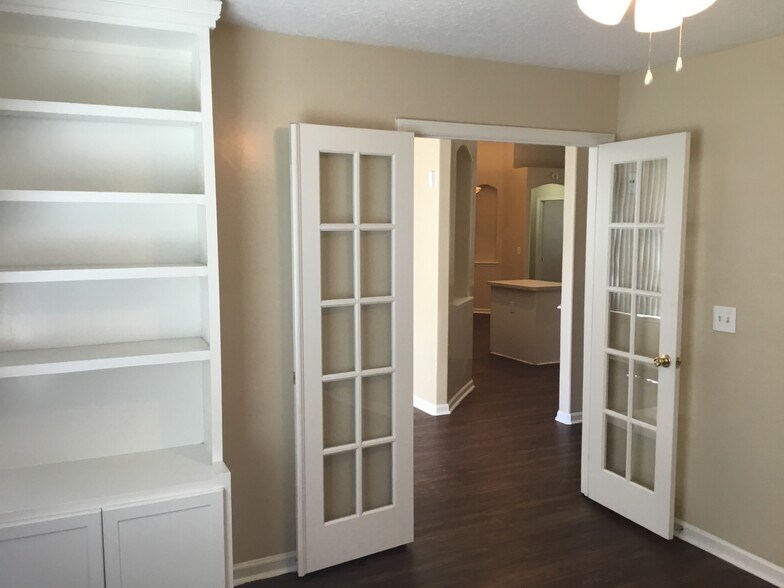 Building Photo - 8745 Edgebrook Ct