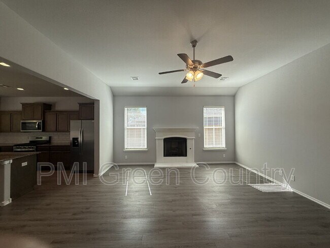 Building Photo - 7427 S Walnut Ave