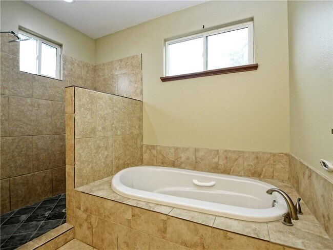 Building Photo - 605 Echo Dr