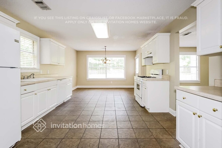 Building Photo - 148 Emerald Ln