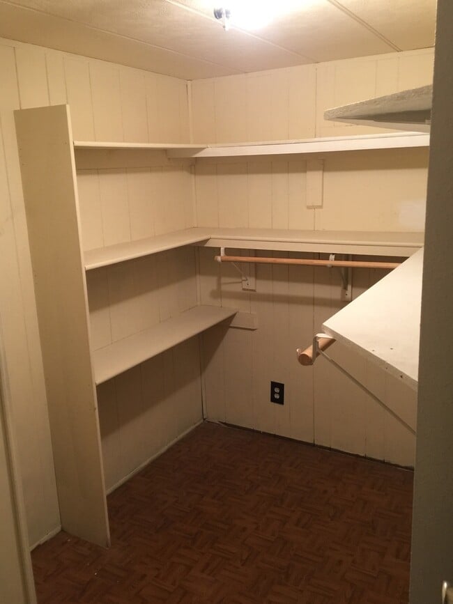 Building Photo - 2 Bedroom With Lots of Space
