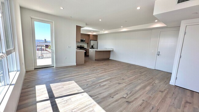 Building Photo - Luxury 2-Bedroom Penthouse with Spacious L...