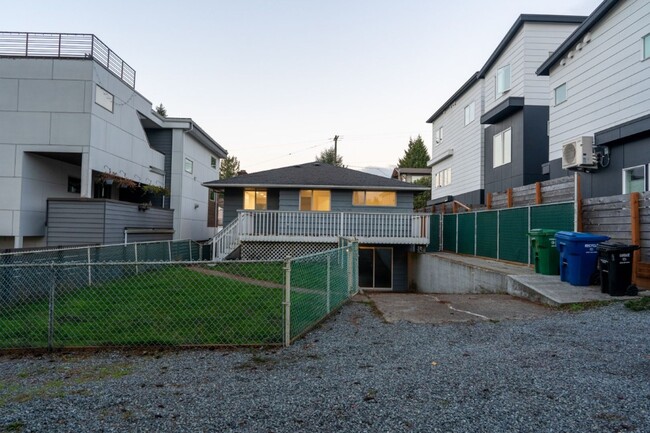 Building Photo - 4015 SW Thistle St